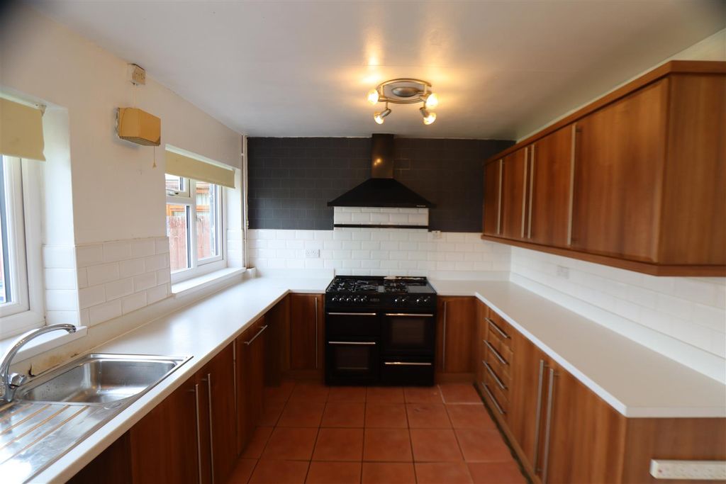 Property photo 3 of 10 Kitchen.Jpg
