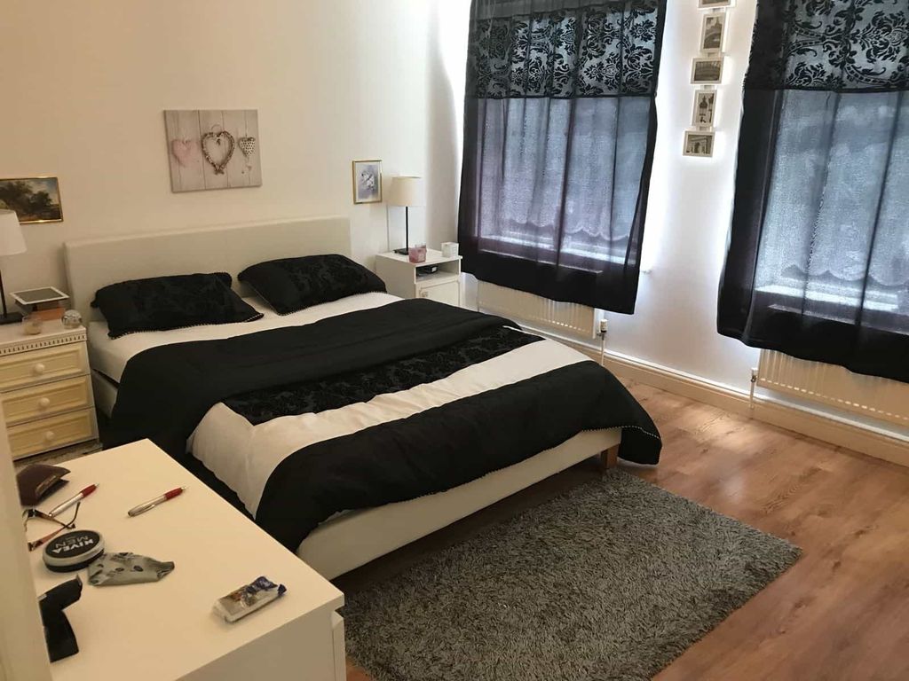 Property photo 3 of 5 A Stylish Double Bedroom Featuring A Comfortable B...