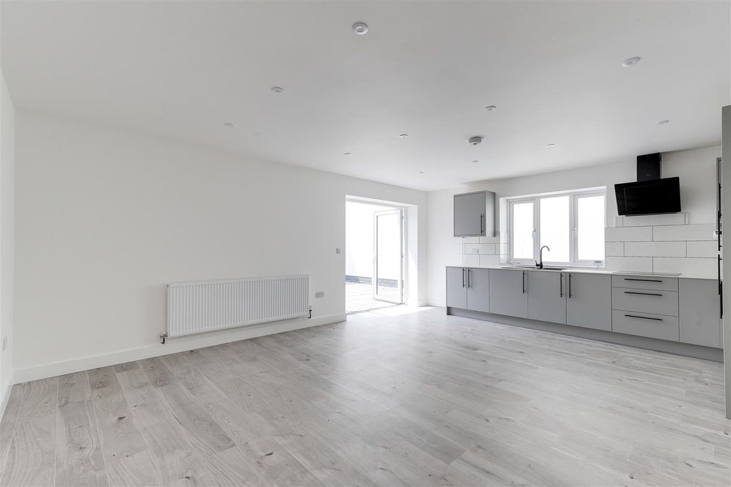 Property photo 2 of 15 8600.Jpg