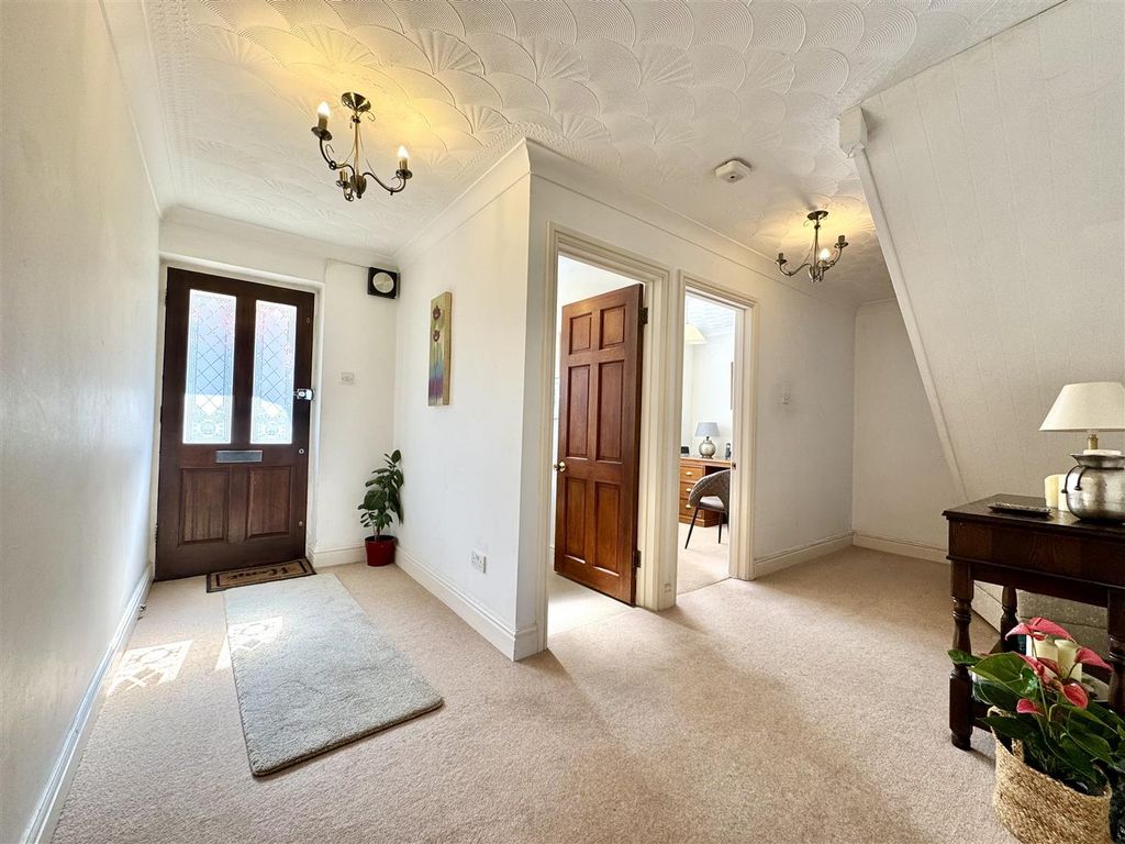 Property photo 3 of 31 Entrance Hall