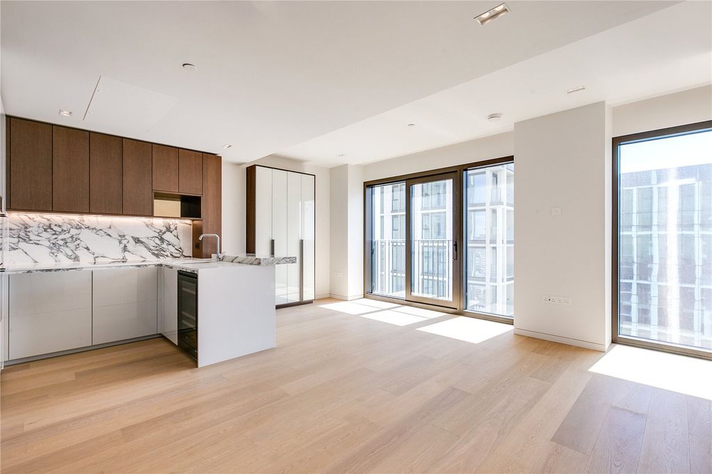 Property photo 2 of 11 Reception/Kitchen