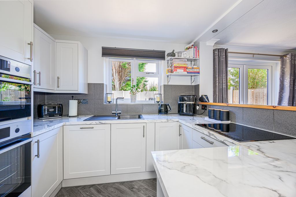 Property photo 3 of 19 Kitchen