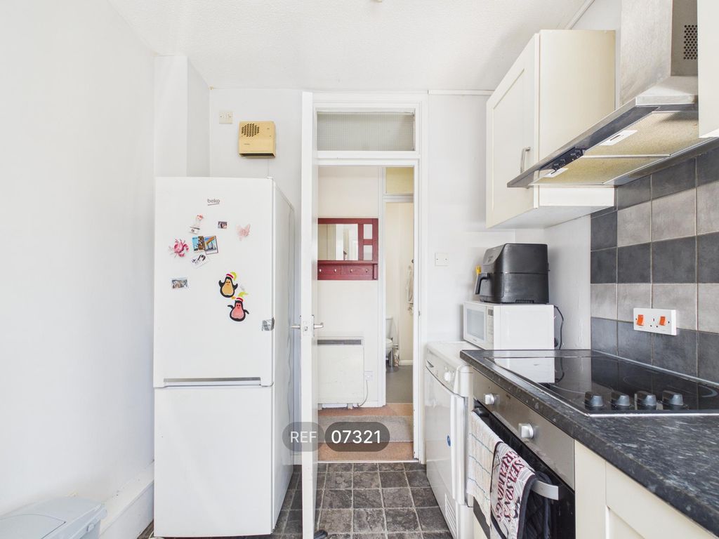 Property photo 3 of 8 Kitchen