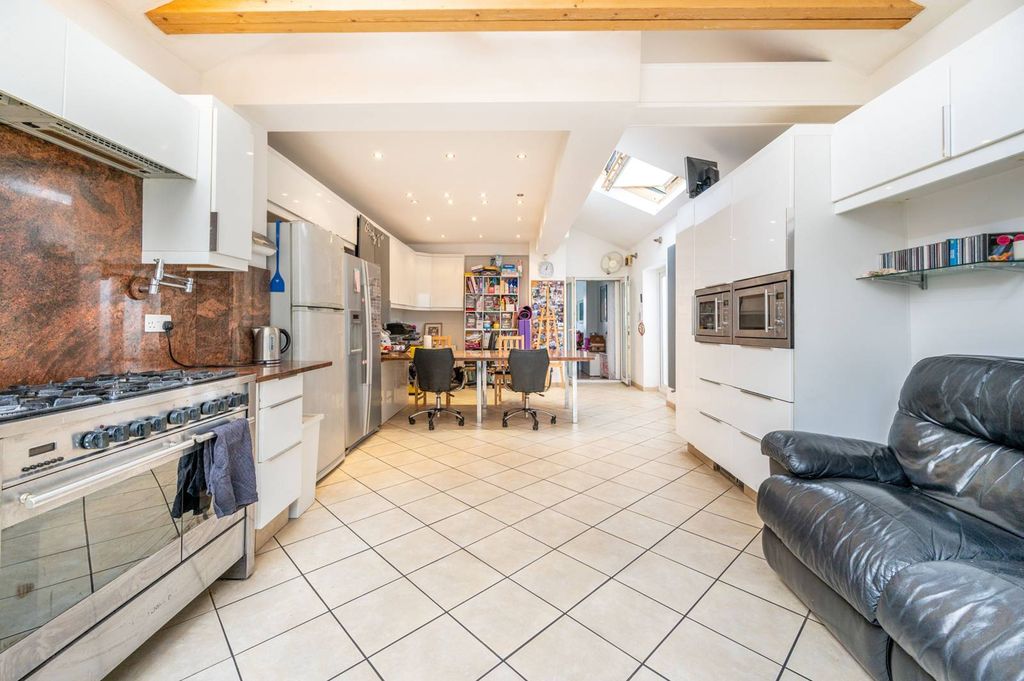 Property photo 3 of 26