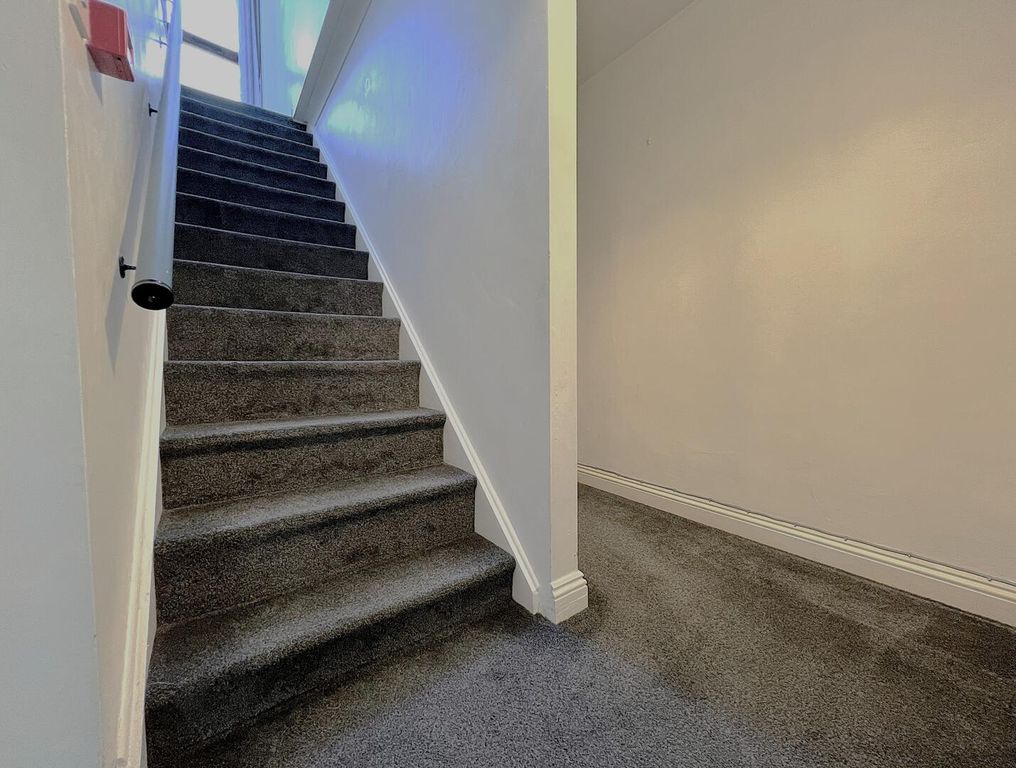 Property photo 2 of 7 Hallway