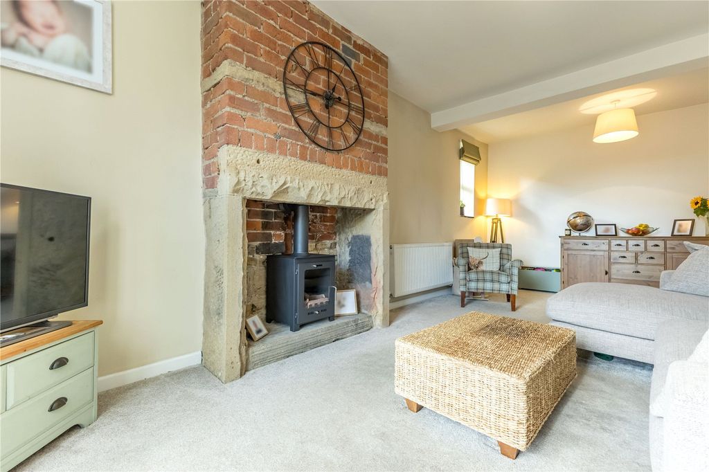 Property photo 3 of 23 Lounge