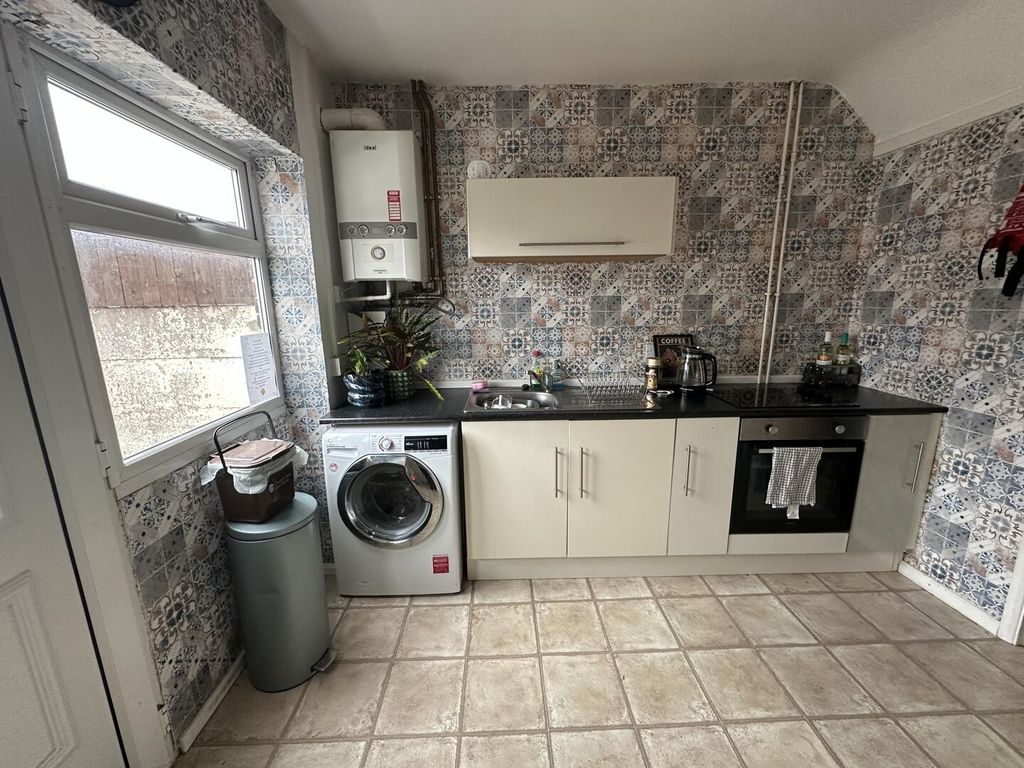 Property photo 2 of 5 Kitchen