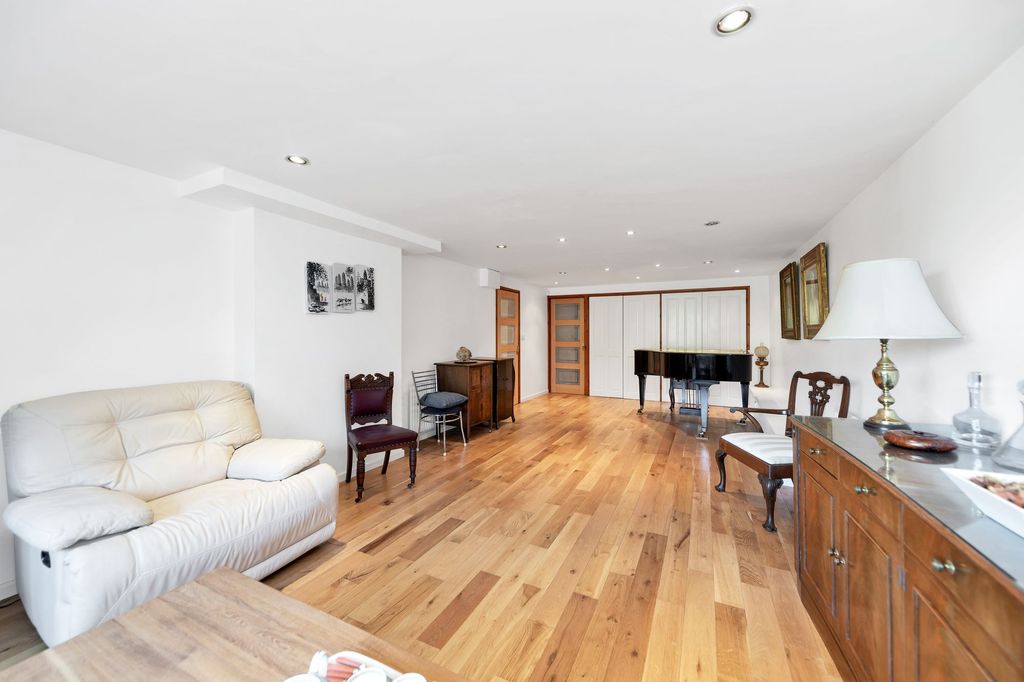 Property photo 3 of 33