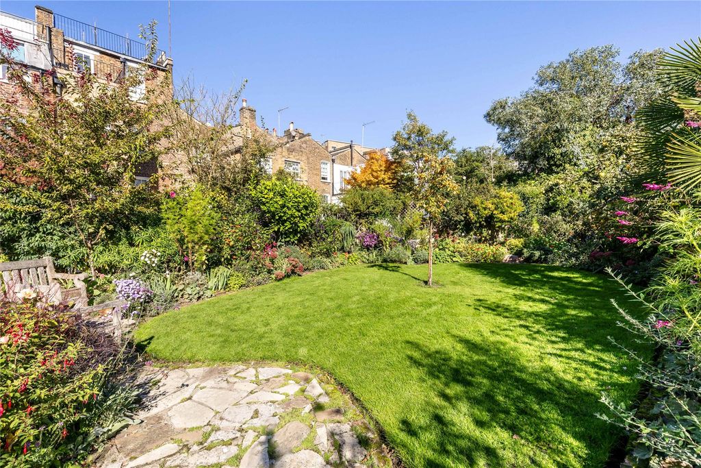 Property photo 2 of 18 Garden