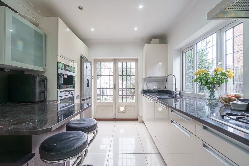 Property photo 3 of 20 Kitchen