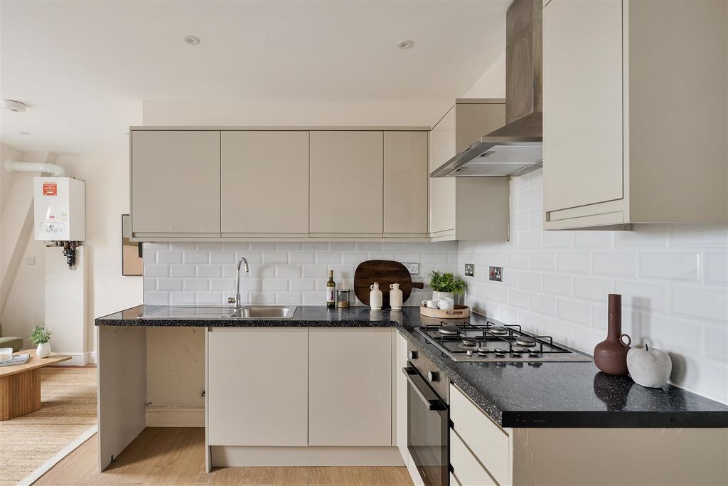 Property photo 2 of 24 Eastwood Close, E18