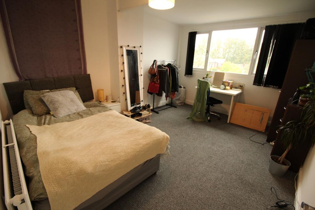 Property photo 2 of 8 Bright, Well-Presented Double Bedroom With A Comfo...