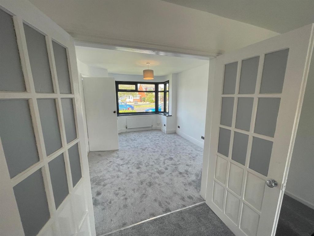 Property photo 2 of 12 Lounge
