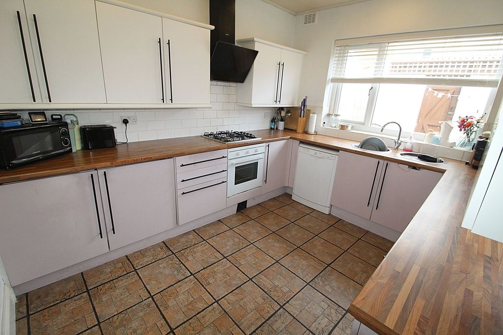 Property photo 3 of 21 Kitchen