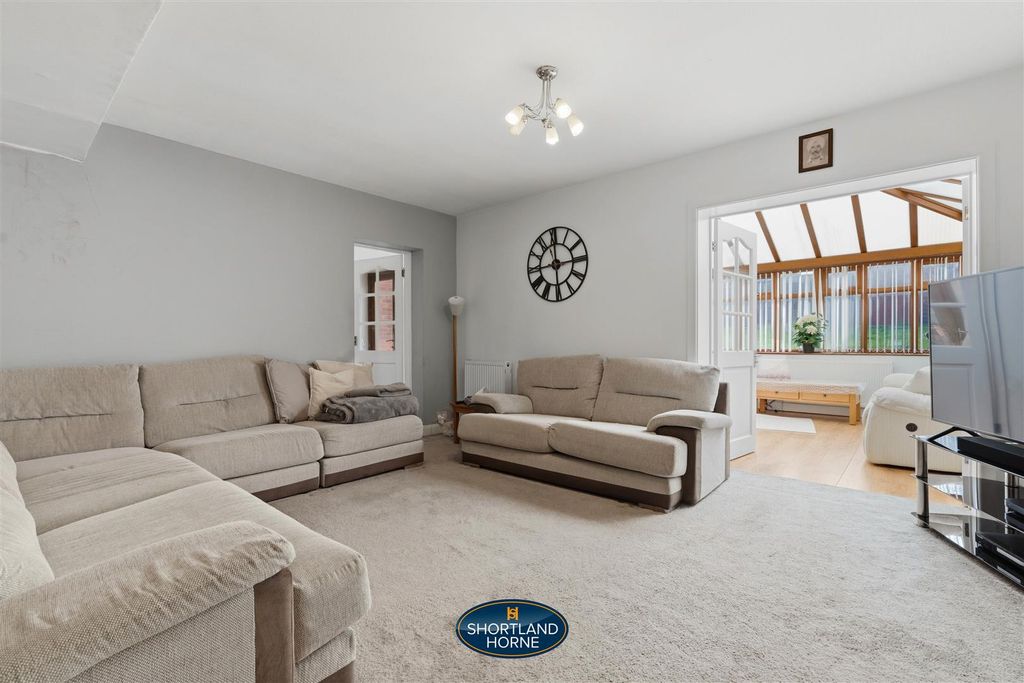 Property photo 3 of 31 Lounge