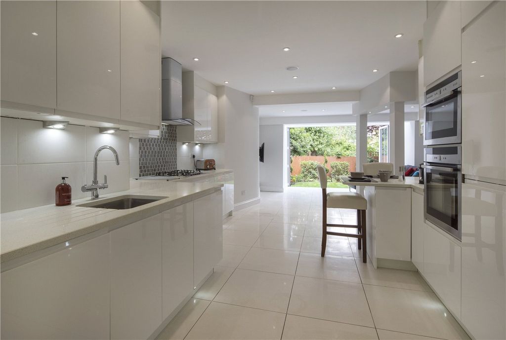 Property photo 3 of 10 Kitchen