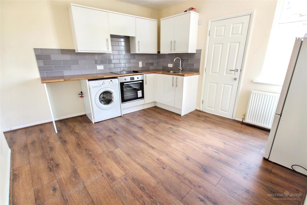 Property photo 2 of 7 Kitchen