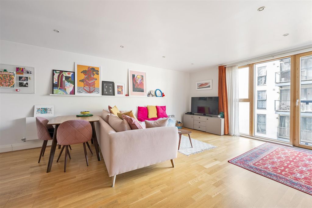 Property photo 1 of 14 Lea Bridge Road, E5