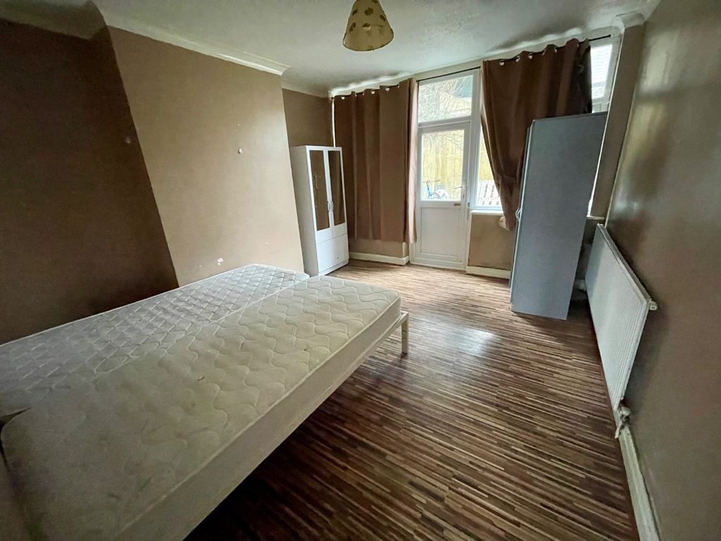 Property photo 3 of 9 4796983