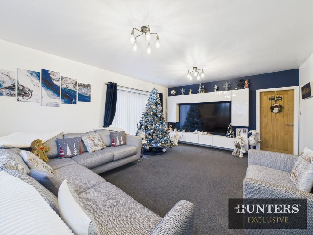 Property photo 3 of 27 Living Room