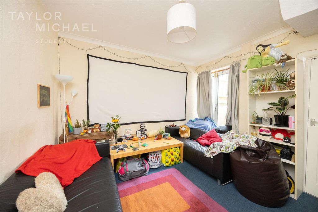 Property photo 3 of 7 Living Room