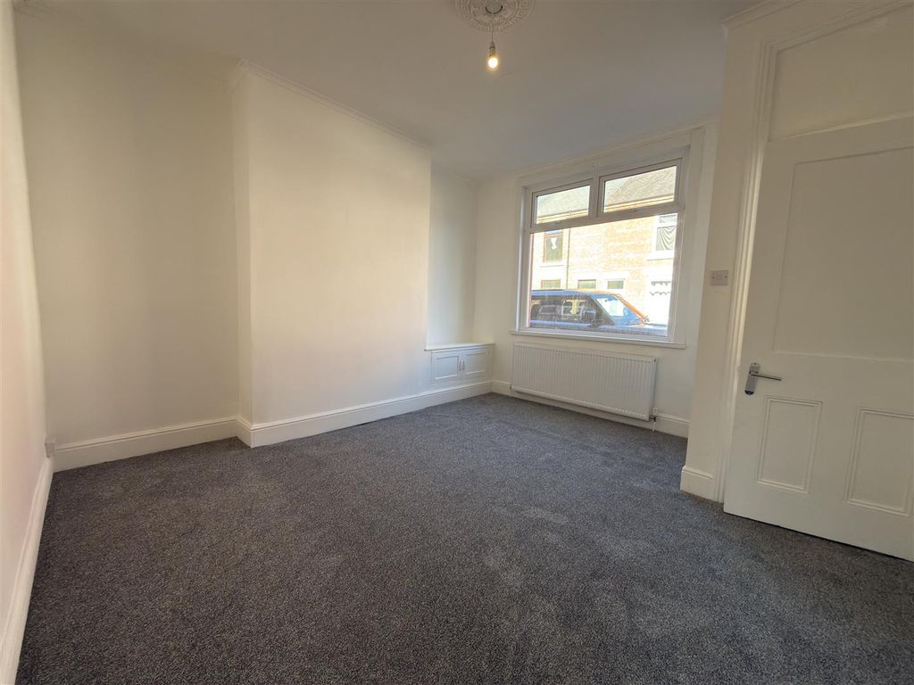 Property photo 2 of 8 Lounge