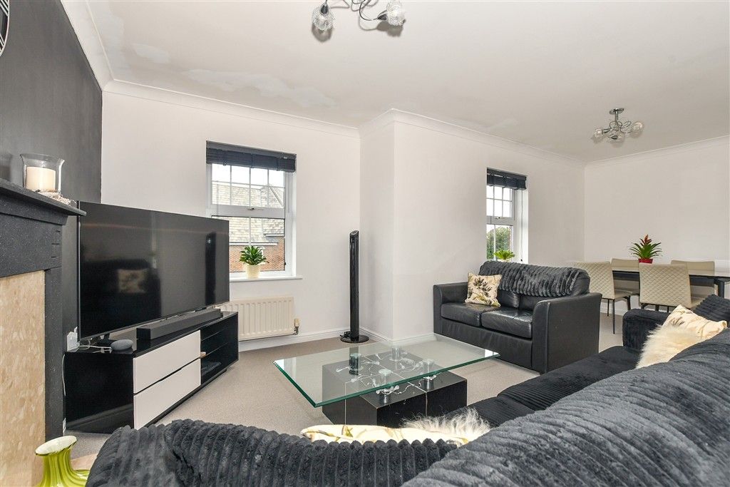 Property photo 2 of 12 Lounge