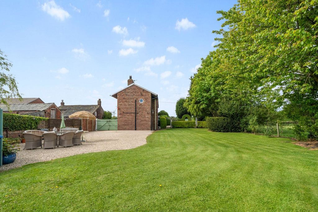 Property photo 1 of 32