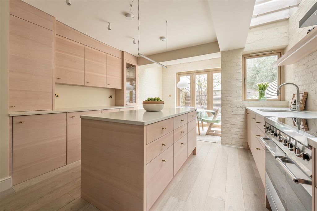 Property photo 1 of 34 Hampton Road, E11