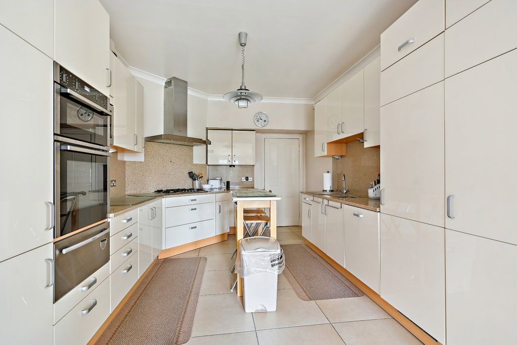 Property photo 3 of 23