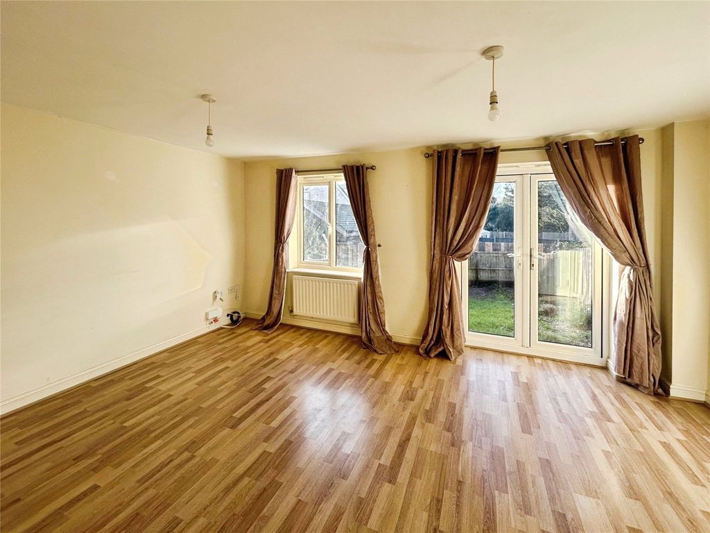 Property photo 3 of 12 Lounge