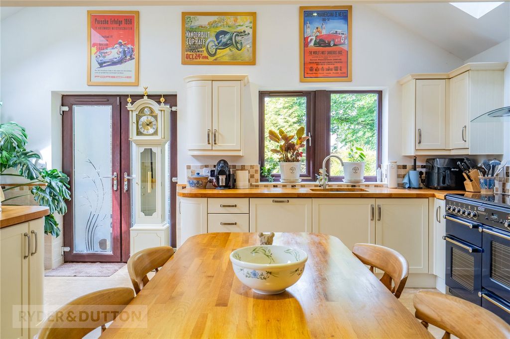 Property photo 3 of 22 Dining Kitchen