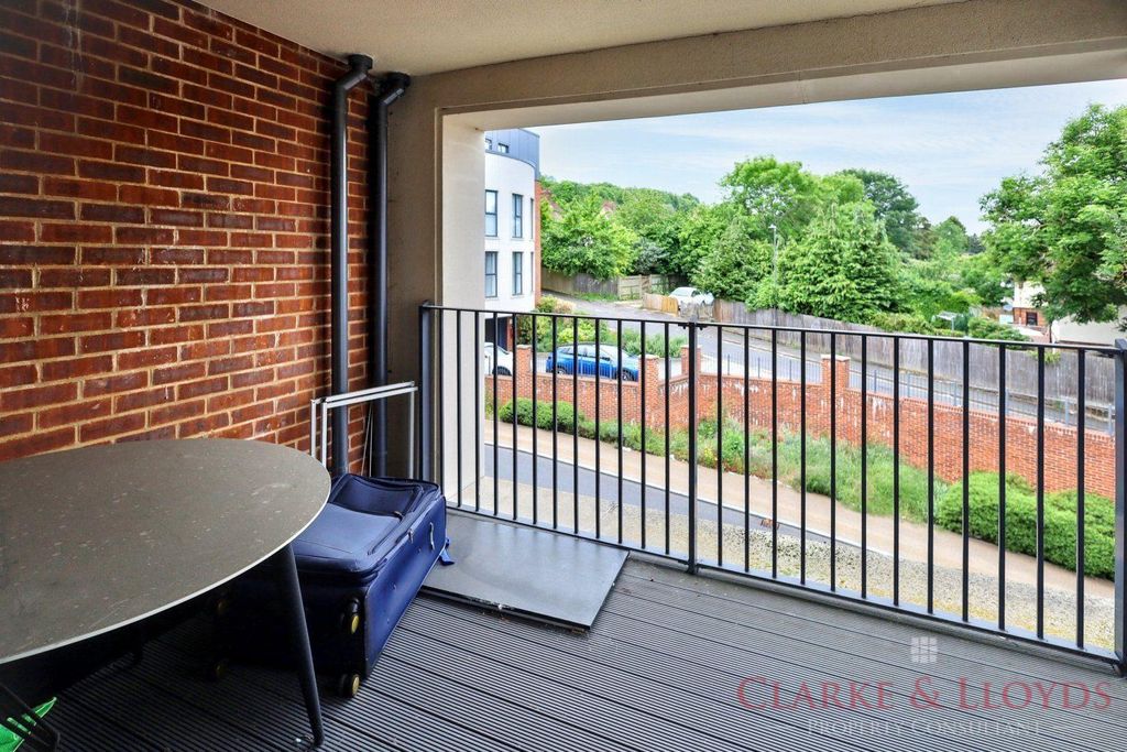 Property photo 1 of 11 2 Bed Flat For Sale Suffield Hill, High Wycombe Hp11