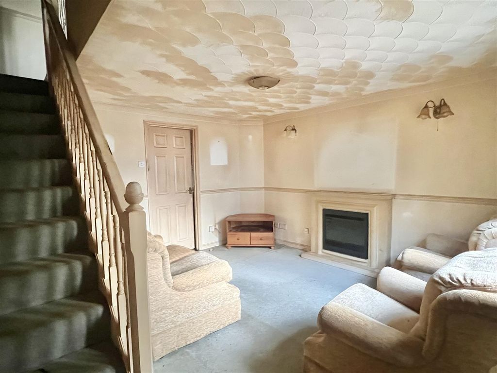 Property photo 3 of 19 Lounge