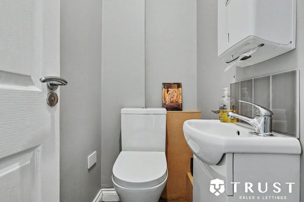 Additional image 17 of 6 bed detached house for saleStation Lane, Birkenshaw BD11