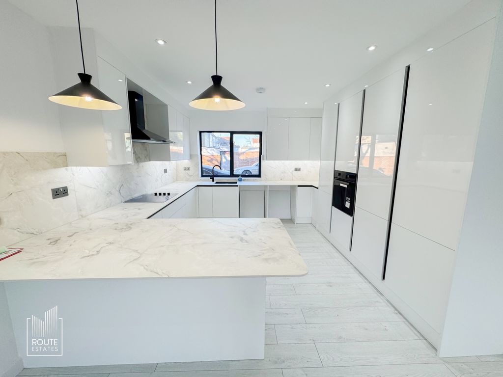 Property photo 3 of 17 Photo 9