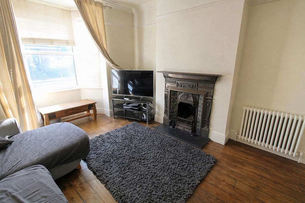 Property photo 2 of 19 Lounge