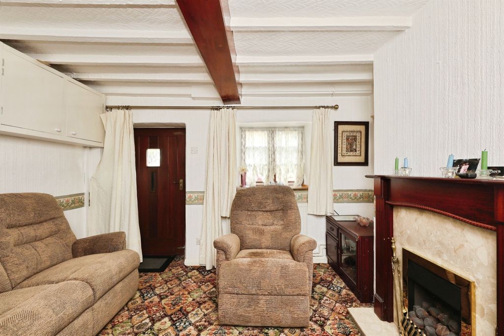 Property photo 3 of 20 Lounge