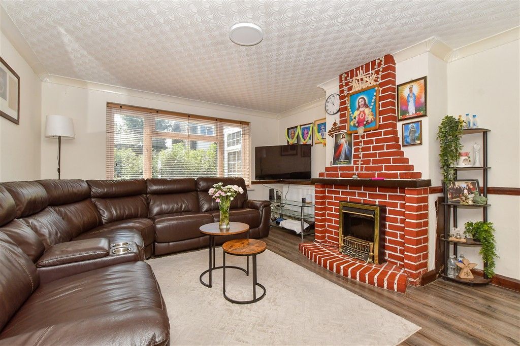 Property photo 3 of 10 Lounge