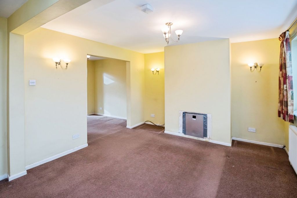 Property photo 3 of 18 Living Room