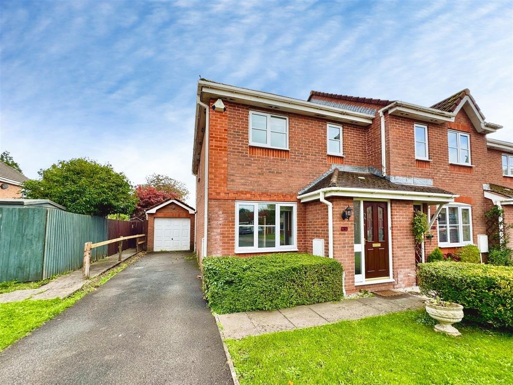 Property photo 1 of 18 Larkfield Park