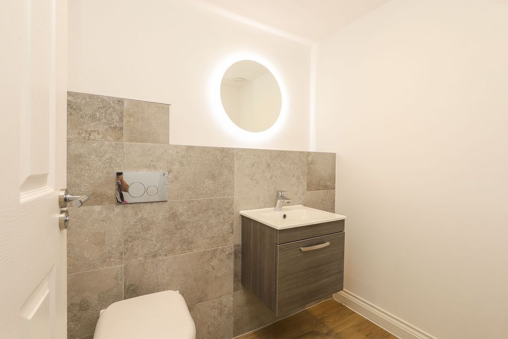 Property photo 3 of 11 En-Suite