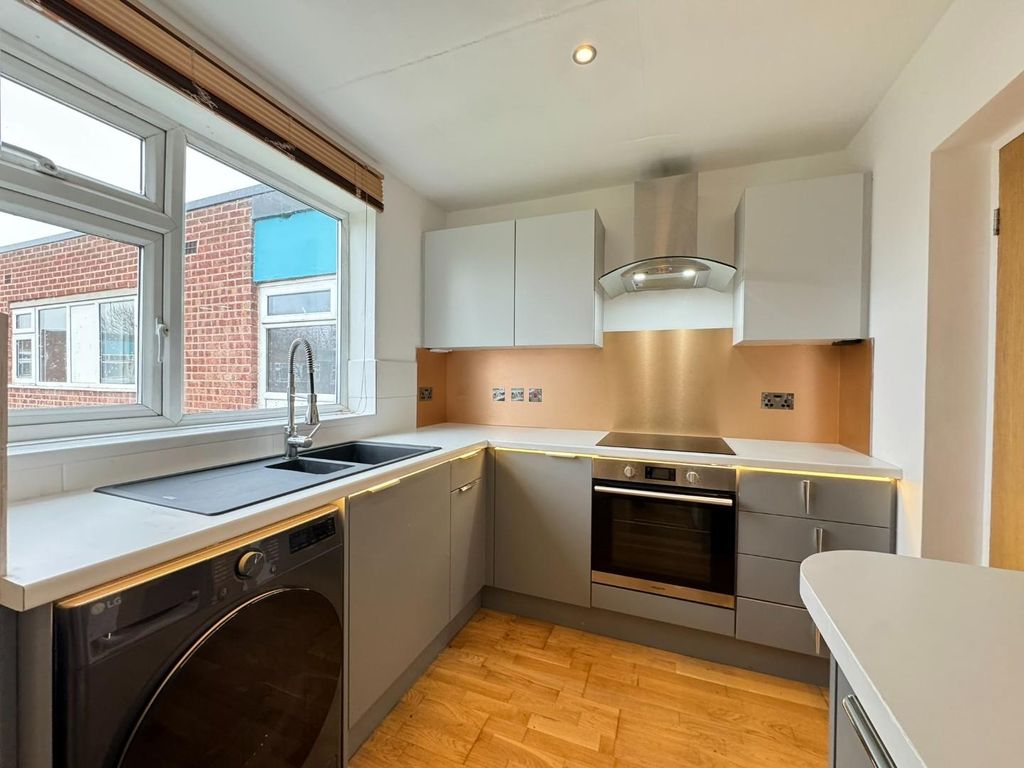 Property photo 3 of 28