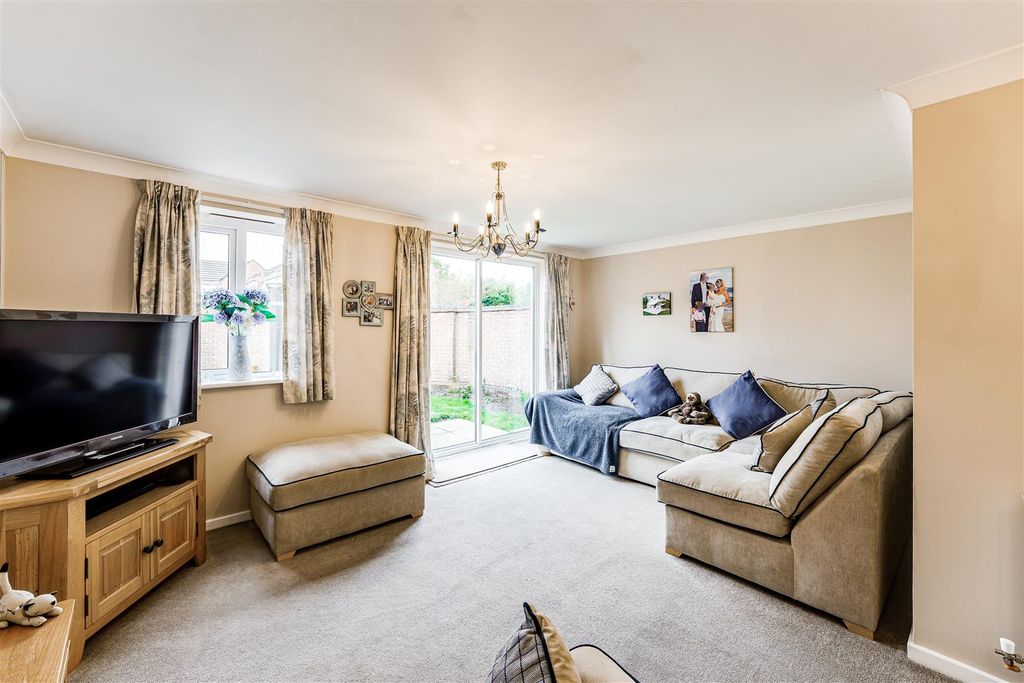 Property photo 3 of 22 67 Merrivale Close, Kettering (20 Of 21).Jpg