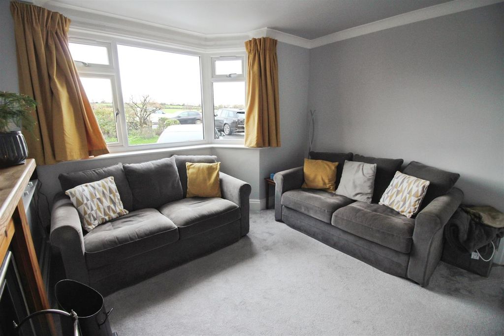 Property photo 3 of 19 Lounge