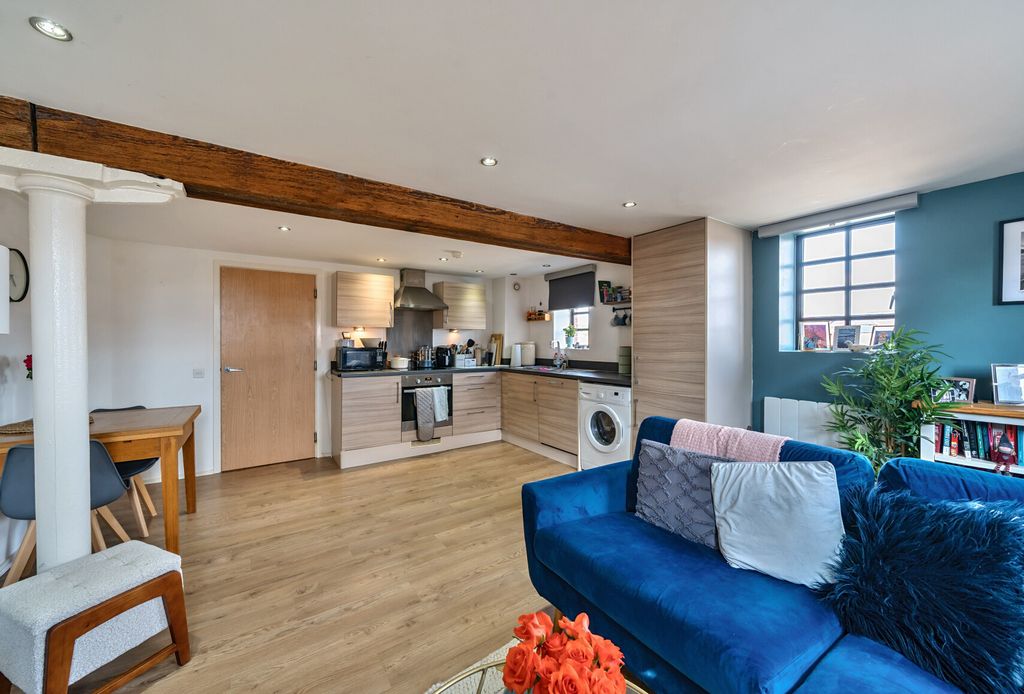 Property photo 2 of 16 1304960-16-684876...