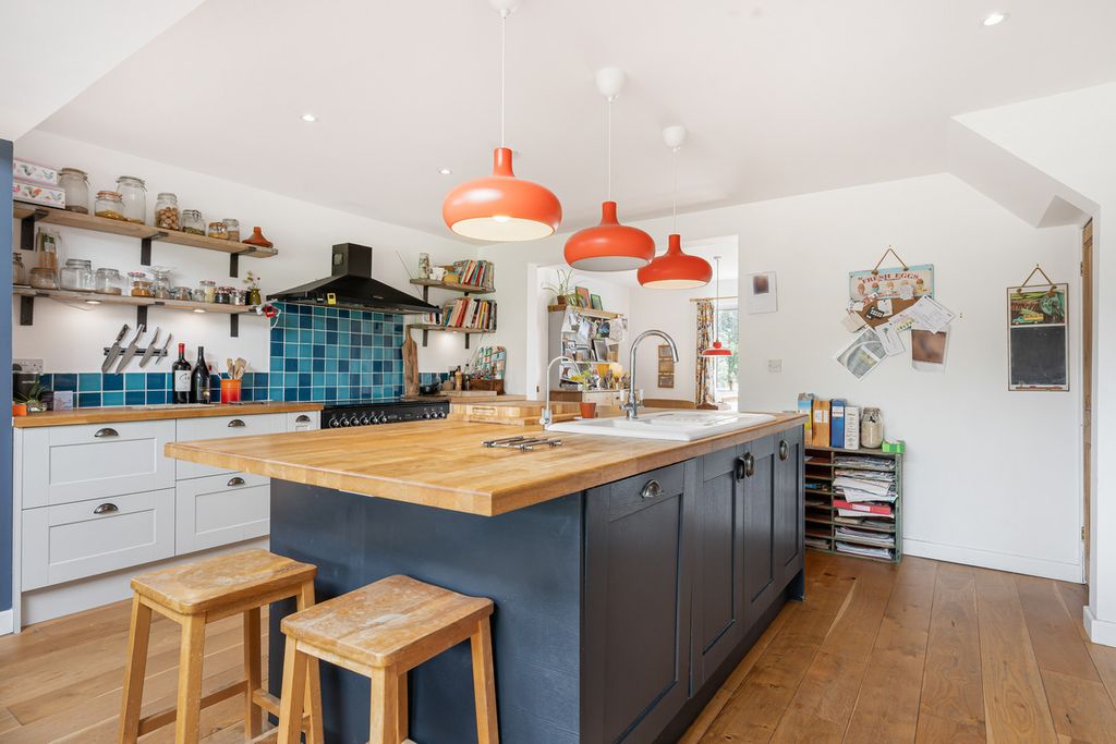 Property photo 3 of 34