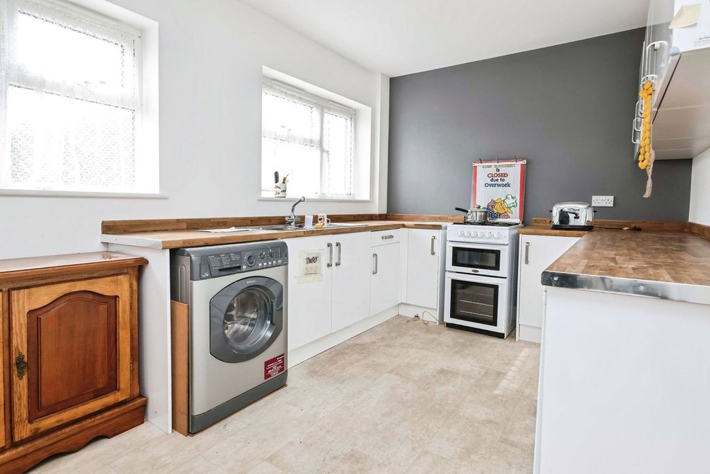 Property photo 3 of 11 Kitchen