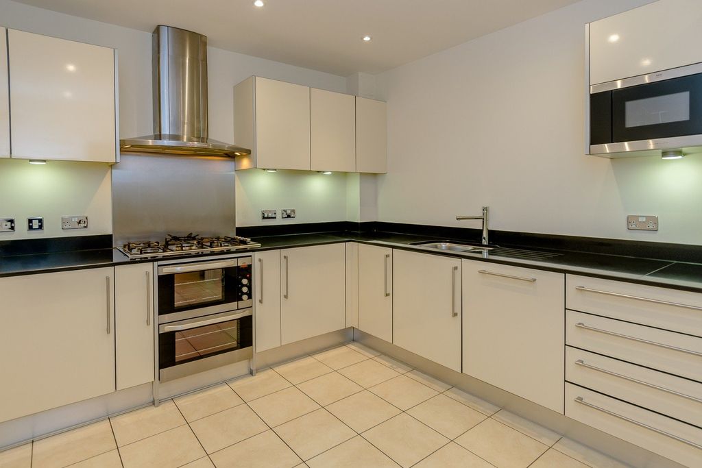 Property photo 3 of 8 Kitchen