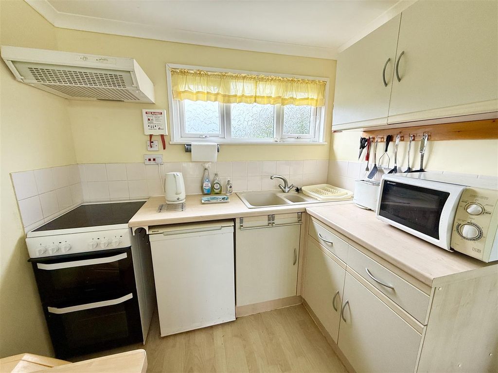 Property photo 3 of 8 Kitchen